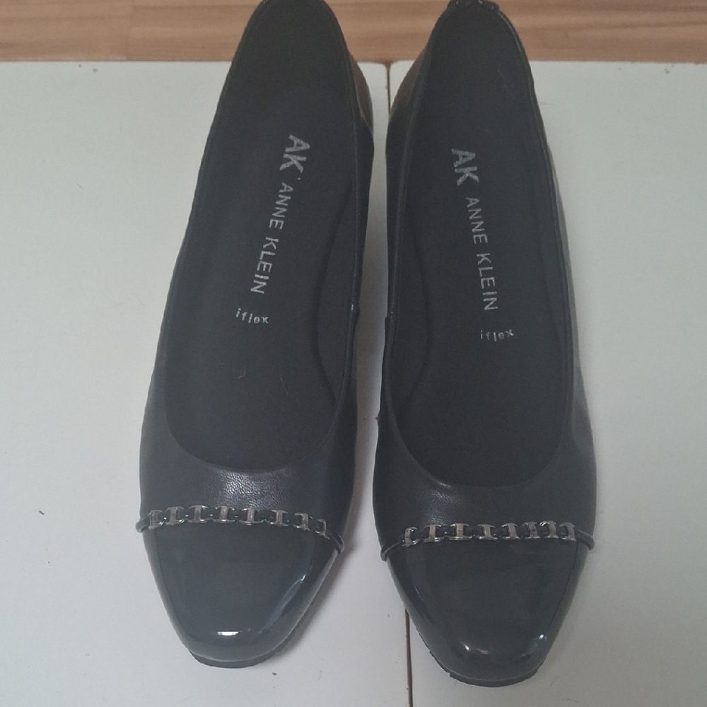 Anne Klein Black Patent Loafers with Chain Detail Size 9 NWOT
